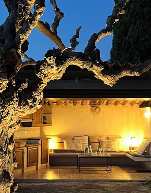 Terrace/patio - Villa Doufer, exceptional sea view, beach 100m away, sleeps 8. (la croix valmer)