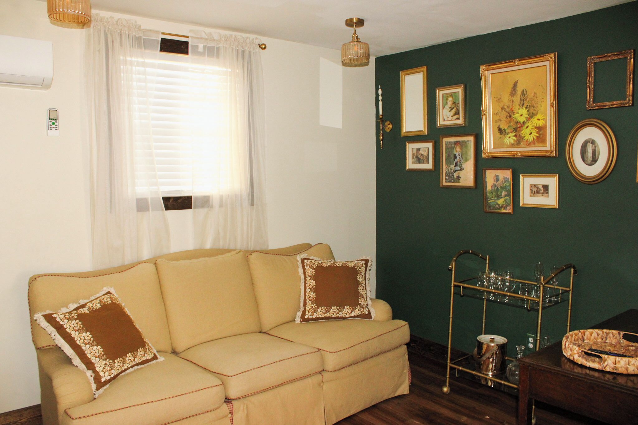 Een smart-tv en boeken