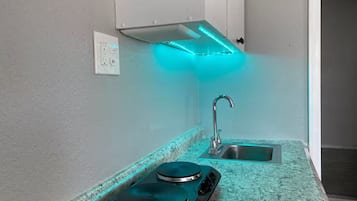 Køleskab, mikrobølgeovn, kaffe-/temaskine