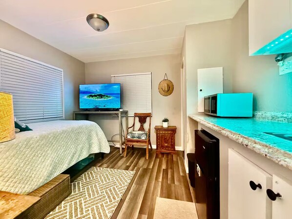 1 bedroom, desk, iron/ironing board, free WiFi - Cozy Room with Private Entry + Bathroom. Near Beaches & PGA Mall (Palm Beach Gardens)