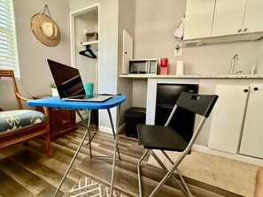 Kühlschrank, Mikrowelle, Wasserkocher mit Kaffee-/Teezubehör