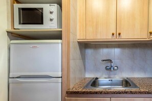 Kühlschrank, Mikrowelle, Wasserkocher mit Kaffee-/Teezubehör