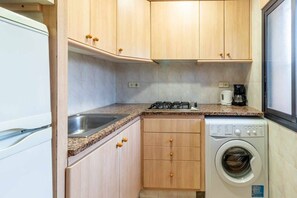 ثلاجة، ميكروويف، ماكينة لصنع القهوة/الشاي، غلّاية كهربائية