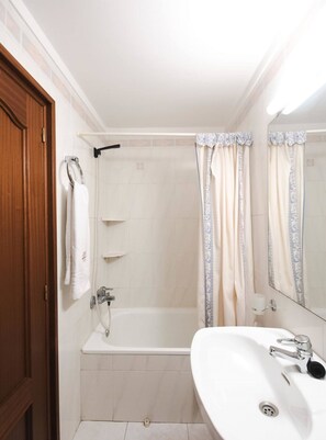 Shower, hair dryer, towels, shampoo - 01.00 Platja D'Aro duplex centro con parking (Platja d´Aro)