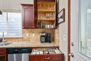 Fridge, microwave, oven, stovetop - Gated Retreat, Sleeps 8, Professional Kitchen, Fireplace, DreamCloud Mattresses (Coeur d'Alene)
