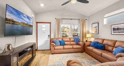 Gated Retreat, Sleeps 8, Professional Kitchen, Fireplace, DreamCloud Mattresses