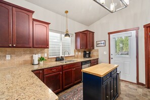 Fridge, microwave, oven, stovetop - Gated Retreat, Sleeps 8, Professional Kitchen, Fireplace, DreamCloud Mattresses (Coeur d'Alene)