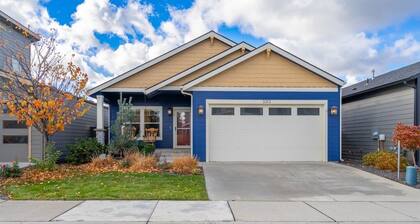Gated Retreat, Sleeps 8, Professional Kitchen, Fireplace, DreamCloud Mattresses