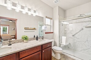 Shower, hair dryer, towels, soap - Gated Retreat, Sleeps 8, Professional Kitchen, Fireplace, DreamCloud Mattresses (Coeur d'Alene)