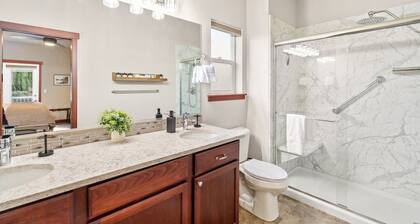 Gated Retreat, Sleeps 8, Professional Kitchen, Fireplace, DreamCloud Mattresses