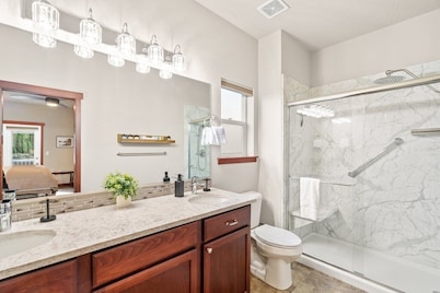 Gated Retreat, Sleeps 8, Professional Kitchen, Fireplace, DreamCloud Mattresses