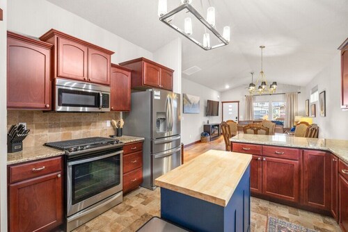 Gated Retreat, Sleeps 8, Professional Kitchen, Fireplace, DreamCloud Mattresses