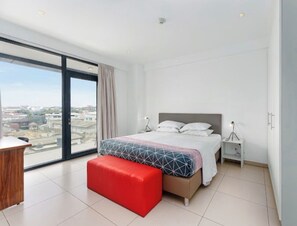 3 bedrooms, desk, iron/ironing board, free WiFi - 3BR Ocean View Apt in Osu with Rooftop Pool Access (Accra)