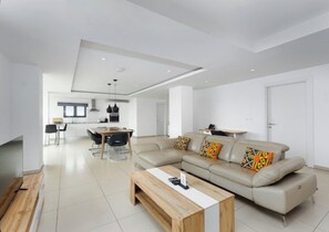 TV - 3BR Ocean View Apt in Osu with Rooftop Pool Access (Accra)