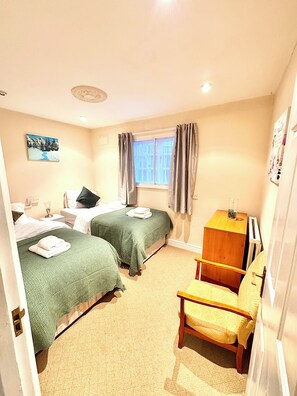 4 bedrooms, iron/ironing board, WiFi, bed sheets