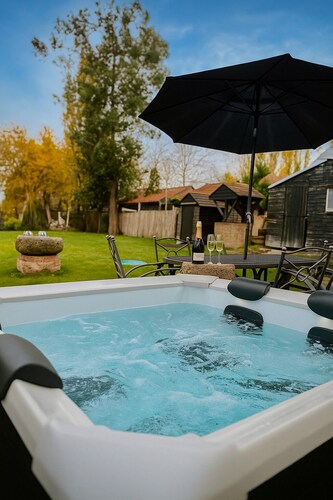 5 Minutes to Wyboston Lakes • Hot Tub • Games Room • Parking for 4 dog-friendly