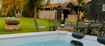 5 Minutes to Wyboston Lakes • Hot Tub • Games Room • Parking for 4 dog-friendly