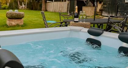 5 Minutes to Wyboston Lakes • Hot Tub • Games Room • Parking for 4 dog-friendly