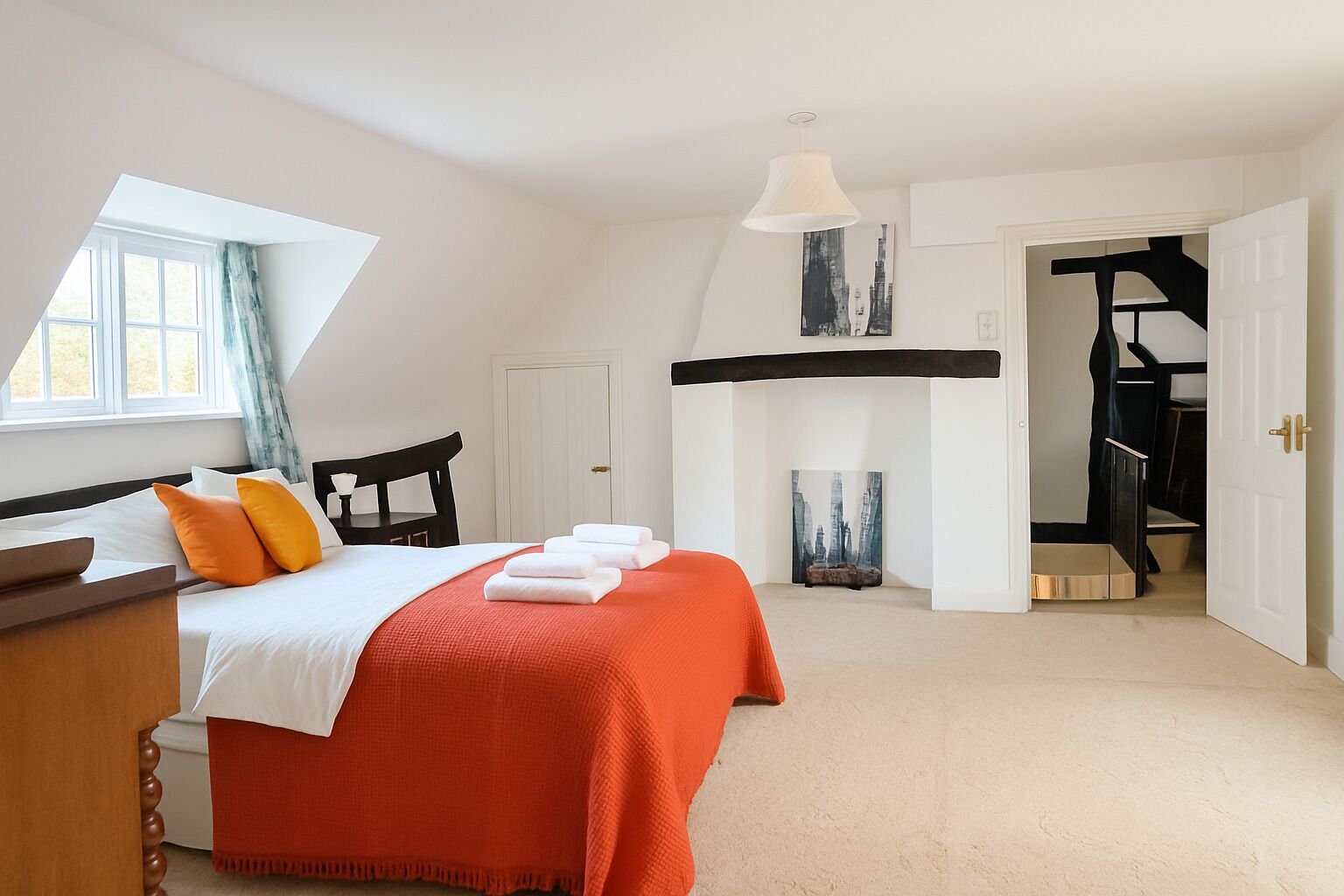 4 bedrooms, iron/ironing board, WiFi, bed sheets