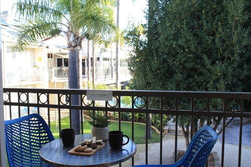 2BR Apartment with Pool & Tennis Court, Walk to Beach & Shops