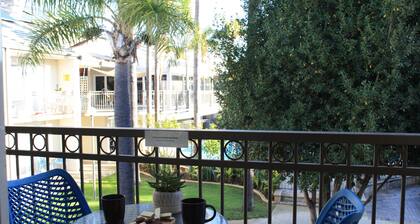 2BR Apartment with Pool & Tennis Court, Walk to Beach & Shops