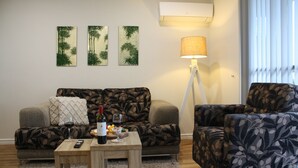 Unclassified image, 4 of 7, button - 2BR Apartment with Pool & Tennis Court, Walk to Beach & Shops (Mandurah)