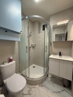 Haartrockner, Handtücher, Seife, Toilettenpapier