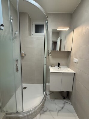 Hair dryer, towels, soap, toilet paper - Studio Paris 17th (Paris)