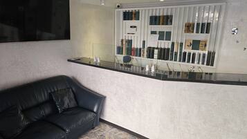 ฝ่ายต้อนรับ