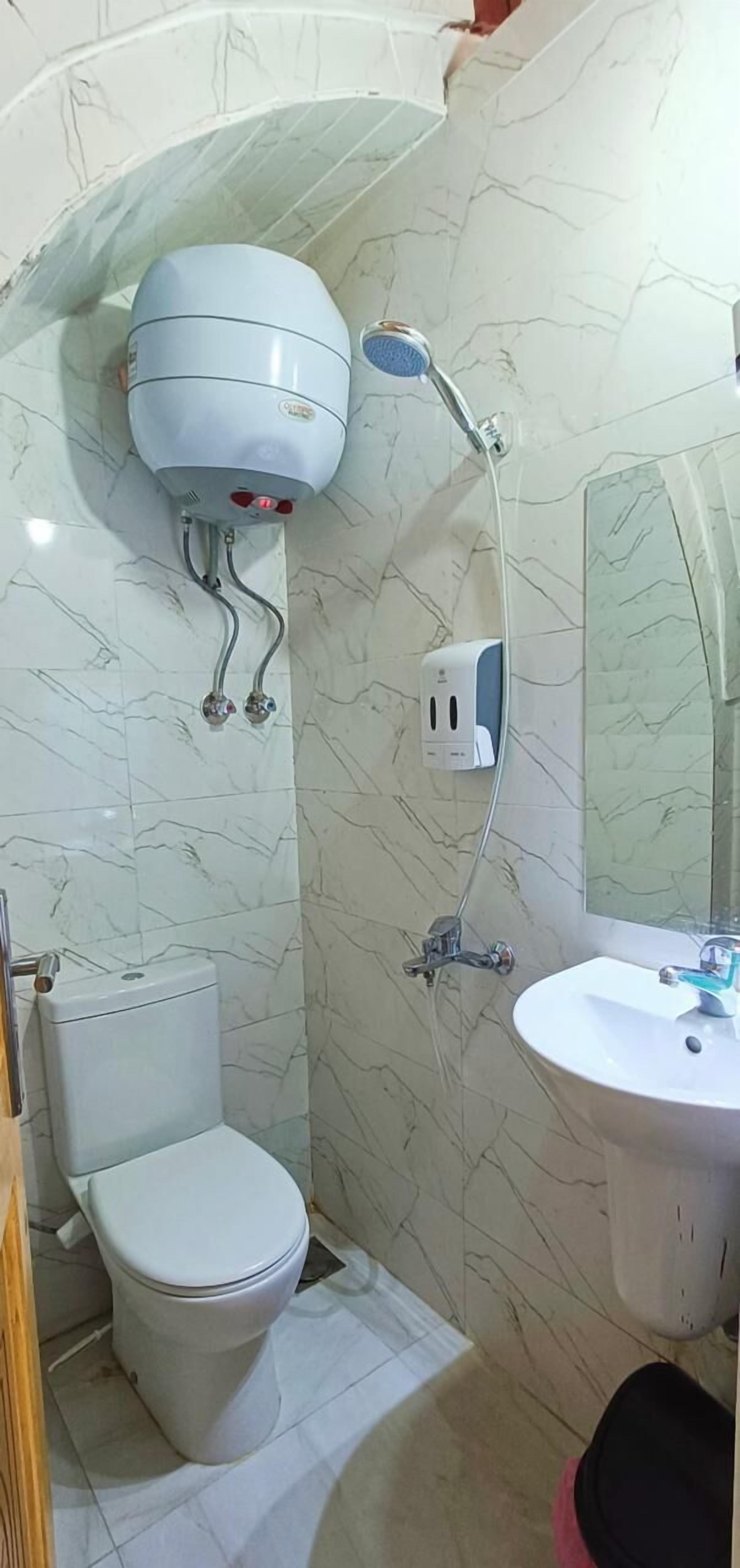 Panoramic Room | Bathroom | Towels, soap, shampoo, toilet paper