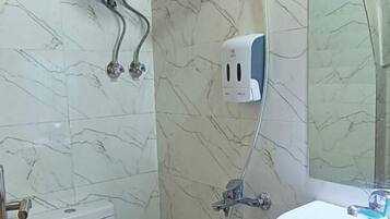 Panoramic Room | Bathroom | Towels, soap, shampoo, toilet paper