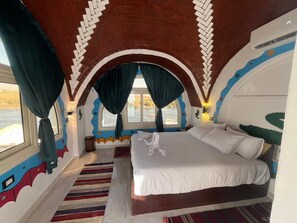 Panoramic Room | Blackout drapes, free WiFi