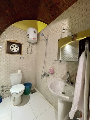 Deluxe Duplex, River View | Bathroom | Towels, soap, shampoo, toilet paper