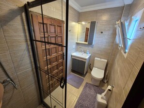 SĂšche-cheveux, serviettes fournies