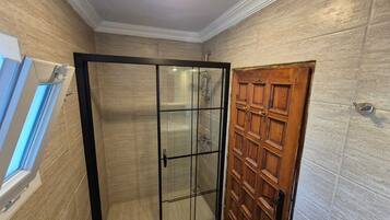 Secador de pelo y toallas