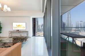 럭셔리 아파트, 시내 전망 | 거실 공간 | 케이블 채널 시청이 가능한 65인치 스마트 TV, 넷플릭스, 스트리밍 서비스