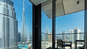 A high-rise hotel room with a panoramic view of the city skyline, including the Burj Khalifa. - Lux BnB Boulevard Point Burj Views (Dubai)