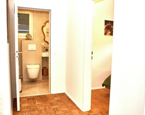 Regadera, secadora de cabello, toallas, papel de baño 