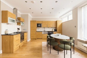 Fridge, microwave, oven, stovetop - This four-bedroom residence is a peaceful sanctuary just moments from Elizabeth Street and Sloane Sq (London)