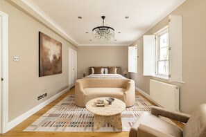 Interior - This four-bedroom residence is a peaceful sanctuary just moments from Elizabeth Street and Sloane Sq (London)