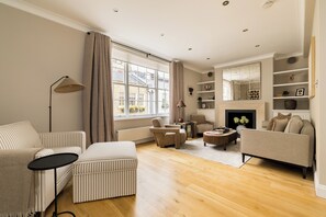 Smart TV - This four-bedroom residence is a peaceful sanctuary just moments from Elizabeth Street and Sloane Sq (London)