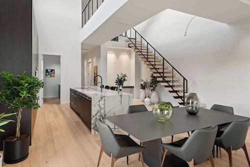 Lux Penthouse 4-story Stunner Rooftop Views