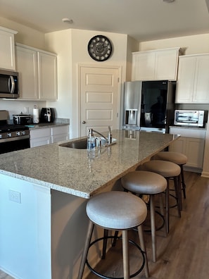 Fridge, microwave, oven, stovetop - Charming 4-BR  house located near Talladega Speedway, (Springville)