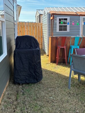 Outdoor dining - Charming 4-BR  house located near Talladega Speedway, (Springville)