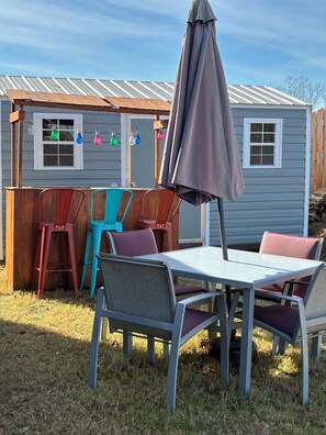 Outdoor dining - Charming 4-BR  house located near Talladega Speedway, (Springville)