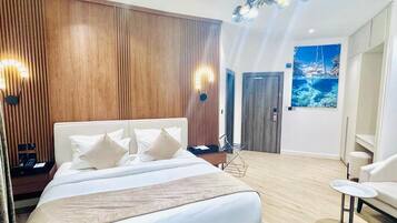 Deluxe Double Room | Laptop workspace, free WiFi