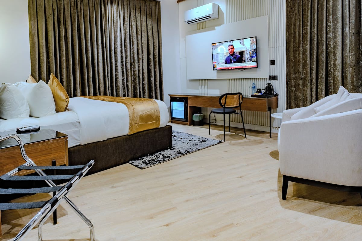 Deluxe Double Room | Laptop workspace, free WiFi