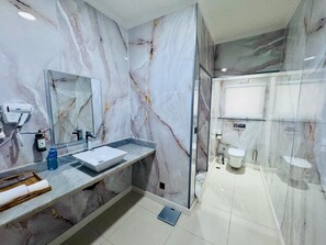Presidential Suite | Bathroom | Shower, hair dryer, slippers, towels