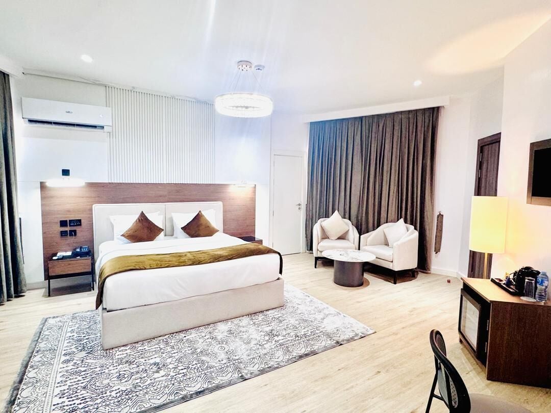 Habitació doble superior, vistes parcials a l'oceà | Espai de treball apte per a portàtils i wifi gratuïta 