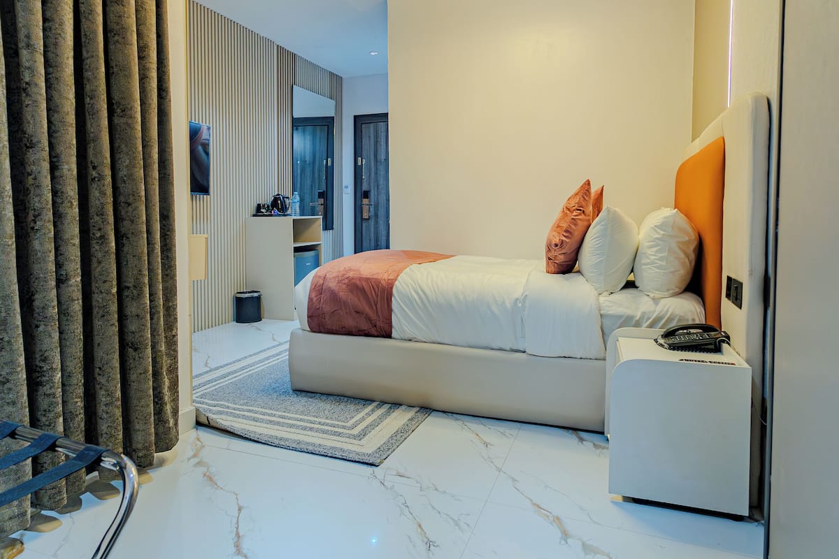 غرفة مريحة للاستخدام الفردي | مساحة عمل للكمبيوتر المحمول وواي فاي مجانًا